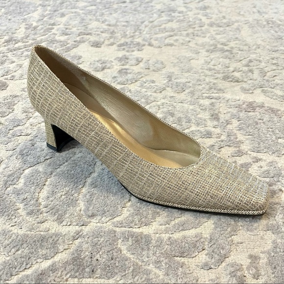 New STUART WEITZMAN Tan Patent Leather Pumps - Picture 2 of 8